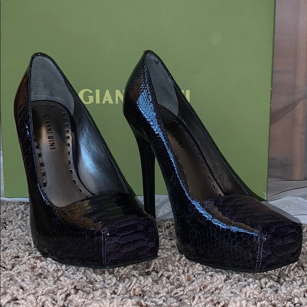 Gianni Bini dark navy/purple snakeskin heels